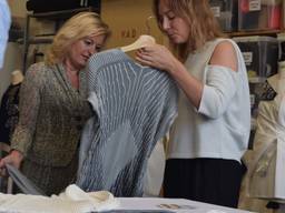 Minister Jet Bussemaker loopt in Eindhovense hightech kleding