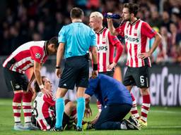 Andres Guardado valt geblesseerd uit tegen Manchester United