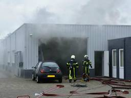 Grote brand in bedrijfsloods in Oisterwijk. (foto: Jules Vorselaars/JV Media).