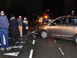 Scooter botst op auto in Waalwijk (foto: FBMB/Marvin Doreleijers).