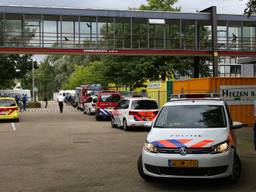 "Het ziet er naar uit dat we het slachtoffer er levend onderuit krijgen", zegt de brandweer