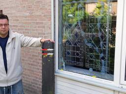 Balk door raam gegooid in Bakel