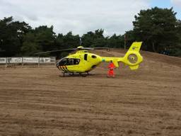 Traumaheli brengt slachtoffer crossbaan Budel naar het ziekenhuis (foto: SQ Vision).