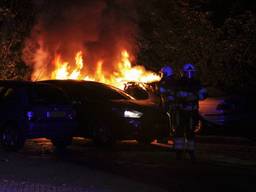 Drie auto's beschadigd in Cuijk. (foto: Saskia Kusters/SK-Media)