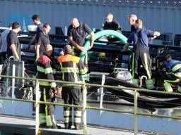 Schip dreigt te zinken bij sluis. (foto: Bart Meesters/Meesters Multimedia)