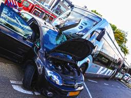 Lijnbus ramt auto. (foto: Gabor Heeres/SQ Vision)