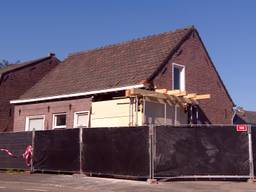 Het huis na de 'crash' (foto: archief).