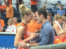 'Dit is net zo spannend als wanneer ik zelf zou moeten spelen', Marcel Balkestein juicht zijn vrouw Maret toe vanaf tribune tijdens halve finale EK volleybal