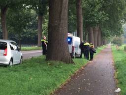 Drie mannen aangehouden op de Bosschebaan in Velp. Ze hadden een gestolen grasmaaier in de auto staan. Foto: SQVision
