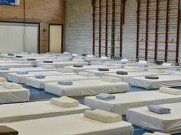 In de gymzaal liggen vijftig matrassen klaar (Foto: Toby de Kort)