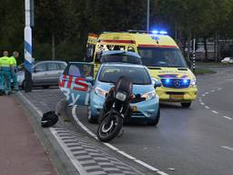 De motorrijder is met de ambulance naar het ziekenhuis gebracht (foto: SQ Vision).