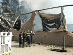 Er woedt een zeer grote brand in een loods aan de Hurksestraat in Eindhoven