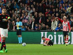 Andrés Guardado grijpt naar zijn enkel (foto: Martijn de Bie)