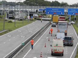 De stoplichten zijn buiten werking. (foto: Marcel van Dorst/SQ Vision)