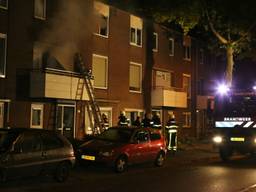 Vrouw steekt eigen balkon in brand (foto: FPBM / Erik Haverhals).