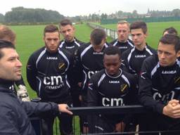 Spelersgroep luistert zwijgend naar de NAC-fans.