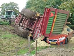 De maïswagen belandde boven op de auto