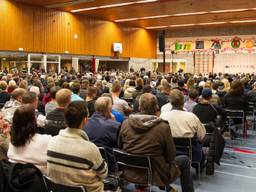 De zaal van de sporthal in Steenbergen zit helemaal vol (foto: SQ Vision).