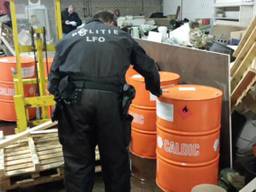 De politie vond chemicaliën voor de productie van drugs. (foto: Politie/Twitter)