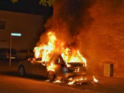 Het is de tweede autobrand in de wijk Reeshof in een week tijd. (Foto: Toby de Kort/De Kort Media).