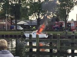 Op een plezierjacht in Tilburg is brand uitgebroken (Foto: Bas Wagtmans)