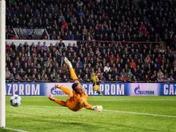 Redding van keeper Wolfsburg (foto: Martijn de Bie)