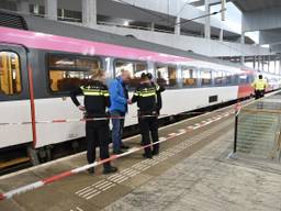 De politie heeft een deel van het station afgezet (Foto: Tom van der Put / SQ Vision Mediaprodukties