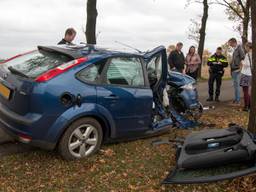 Door de klap vloog de zijdeur uit de auto. (Foto: Michael Bussers/SK-Media).