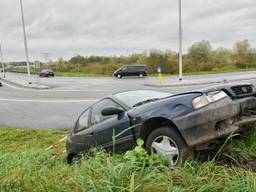 De gecrashte auto trekt veel bekijks. (Foto: Toby de Kort/De Kort Media).