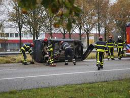 Bij Roosendaal sloeg een auto over de kop. (foto: Christian Traets/SQ Vision).