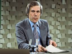 Eef Brouwers als nieuwslezer in de jaren '70. (Foto: ANP)