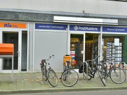 De winkel in Tilburg werd rond acht uur overvallen. (Foto: Jules Vorselaars)