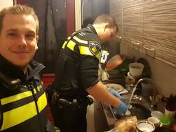 Politie doet de afwas (foto: Politie Eindhoven)