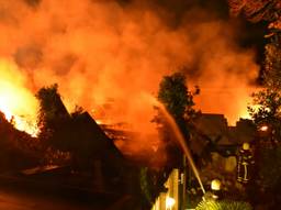 Brandweerlieden bestrijden de brand. Foto Joes van Wanrooij/Stuve Fotografie