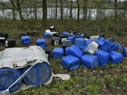 Zestig vaten met vermoedelijk drugsafval gevonden aan Meierijbaan in Tilburg