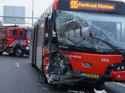 Beelden ongeluk met lijnbus A59