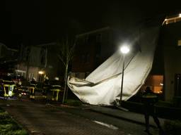 Afgewaaid dakzeil in Etten-Leur. (Foto: Alexander Vingerhoeds/Obscura Foto)