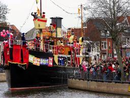 De sint en zijn pieten tijdens de intocht. (Foto: ANP)