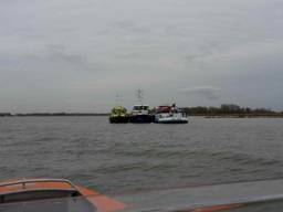 Rijkswaterstaat en de politie overleggen bij het schip. (Foto: KNRM Dordrecht)