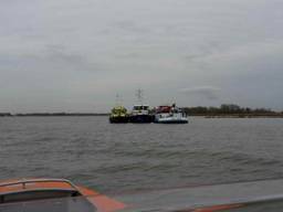 Rijkswaterstaat en de politie overleggen bij het schip. (Foto: KNRM Dordrecht)