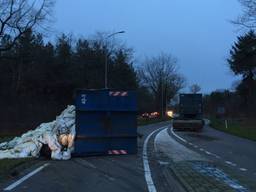 Vrachtwagen heeft container verloren op N264 bij Mill. (Foto: Marco Fotografie)