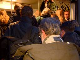 Reizigers blijven dringen op het station in Rsmalen.