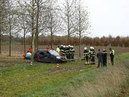 Twee inzittenden raakten gewond. (foto: Saskia Kusters/Sk-Media)