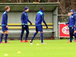 Jordy de Wijs (2e van links) en Nicolas Isimat-Mirin (3e) tijdens de laatste training van PSV