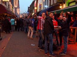 Sfeer rondom stadion was met mensen zonder ticket uitstekend