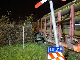 Auto botst met goederentrein in Moerdijk. (Foto: Marcel van Dorst/SQ Vision)