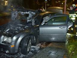 Chrysler 300 ging aan de Vlierlaan in Tilburg in vlammen op. (Foto:Jules Vorselaars / JVMedia)