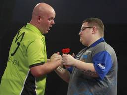 Michael van Gerwen complimenteert Eidams met zijn wedstrijd. (Foto: Lawrence Lustig/PDC).