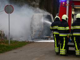 De bestelbus aan de Zevenbergseweg in Berghem (Foto:Charles Mallo / SQ Vision) 