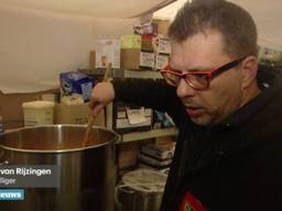 Wim van Rijzingen warmt de thuisgemaakte stoofpot op in Duinkerken. (screenshot: RTL Nieuws)